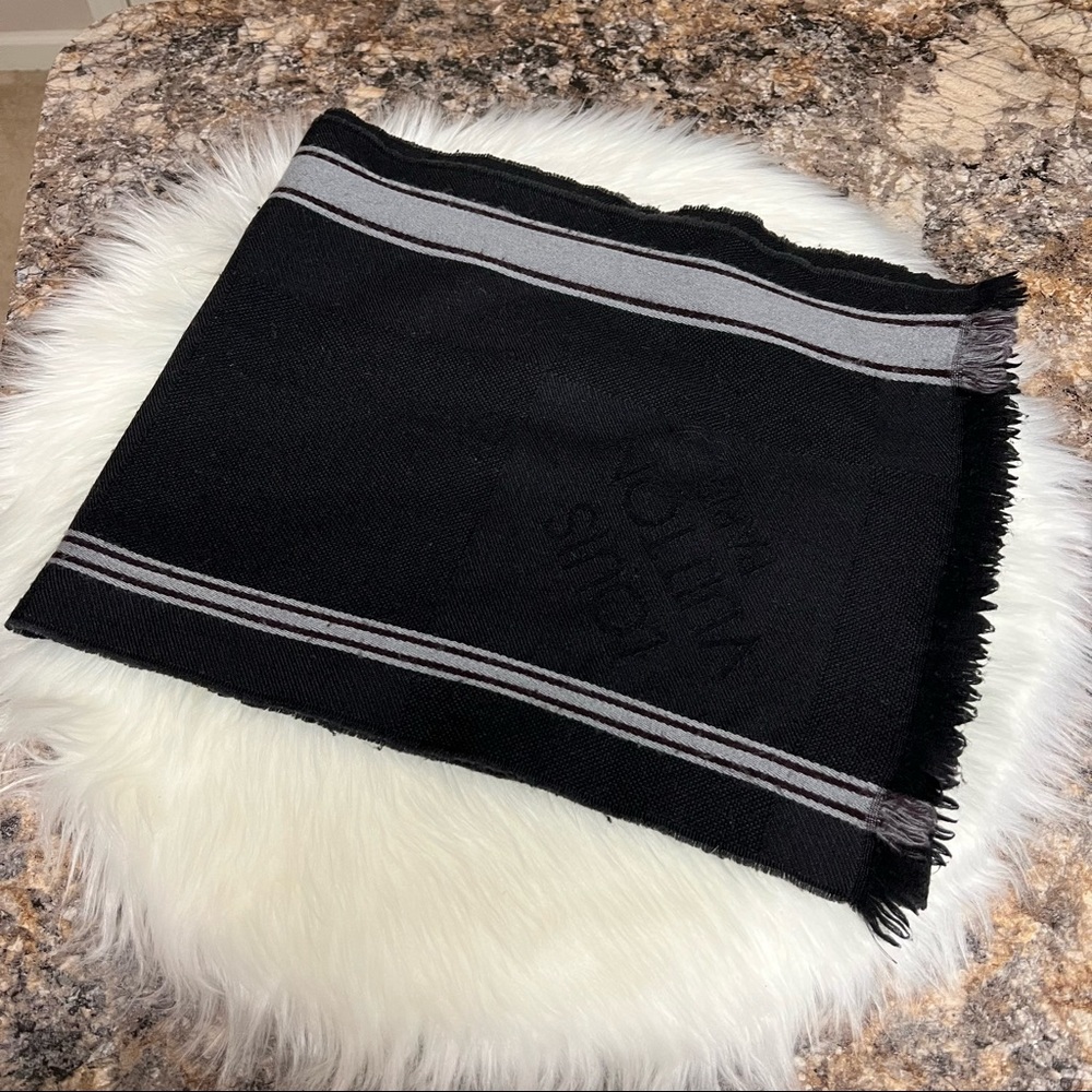 Authentic Men Louis Vuitton Wool Scarf